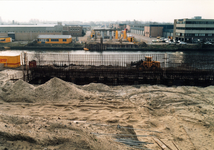 847273 Gezicht op de aanleg van het brughoofd van de Drie Sluizenbrug over de Eem in de S04 (Radiumweg, de secundaire ...